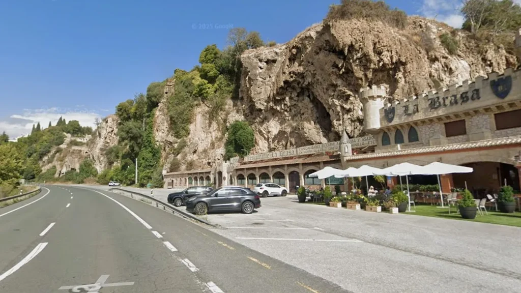 La venta de Granada que pilla de camino a la playa por una antigua carretera nacional con paisajes de postal